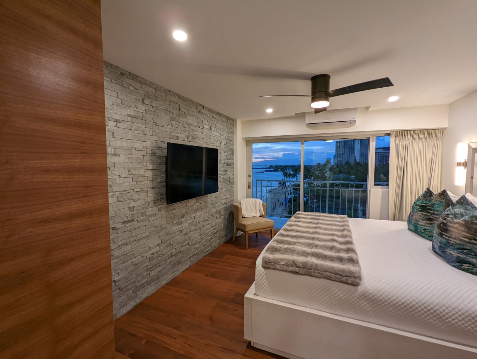 Waikiki Shore by Outrigger photo 2